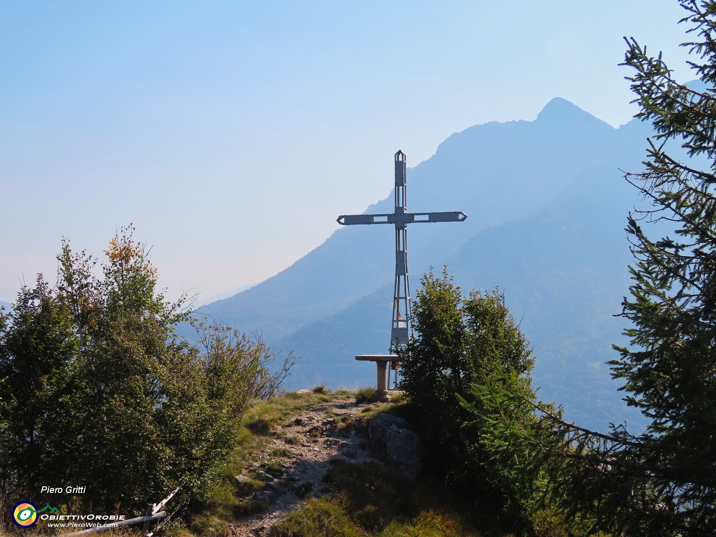 46 La croce vista da piccola altura.JPG
